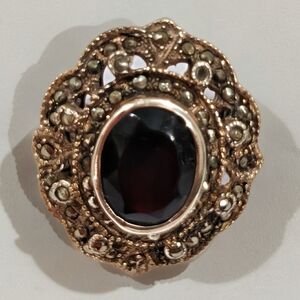 Elegant Black and Gold Women's Brooch